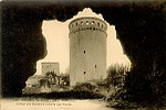 10. COUCY-le-Chteau - Donjon et tour des Gardes  travers une brche