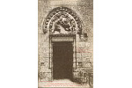 40.Coucy-le-Chteau (Aisne).- La Porte du Donjon (Au tympan la lgende du Sire de Coucy combattant un lion) (+devise)