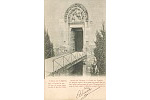Coucy-le-Chteau (+devise) Ruines duChteau - La Porte du Donjon, Le tympan ogival de la porte est rempli par un bas-relief reprsentant la lutte d'Enguerrand II avec le lion, dont il dlivra le pays d'aprs la lgende;