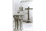EGLISE de COUCY le Chteau (02) Fonds Baptismaux et Christ en bois