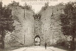 COUCY-LE-Chteau - Porte de Laon, ct extrieur (+devise)