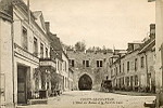 28 COUCY-LE-Chteau. L'Htel des Ruines et La Porte de Laon.