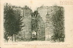 Coucy-le-Chteau. Les Fortifications de la Ville - Vue extrieure de la Porte de Laon Cette porte est surmonte d'une salle claire du ct de la ville par des fentres carres (+devise)