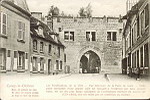 Coucy-le-Chteau. Les Fortifications de la Ville - Vue Intrieure de la Porte de Laon - Cette porte surmonte d'une grande salle est flanque  l'extrieur par deux grosses tours, est l'un des plus beaux spcimens de l'architecture militaire du moyen Age (XIIe sicle), elle est relie par un souterrain au Chteau (+devise)
