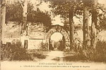 COUCY-le-Chteau (aprs la Guerre) 9.- L'entre de la baille du Chteau ou porte matre-Odon et le logement du chapelain