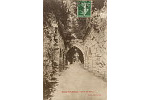 Coucy-le-Chteau - Entre des Ruines