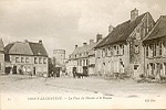 23 COUCY-LE-Chteau. - La Place du March et le Donjon.