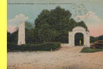 Coucy-le-Chteau Auffrique - Sur la place, le Monument et la Porte du Gouverneur