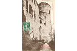 Coucy-le-Chteau La Tour du Roi et le mur d'enceinte L'ouverture dans le coin entre la  tour et le mur servait de potence (+devise)