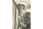 2013 Coucy-le-Chteau Tour et Mur d'Enceinte. L'ouverture dans le coin entre la  tour et le mur servait de potence (+devise)